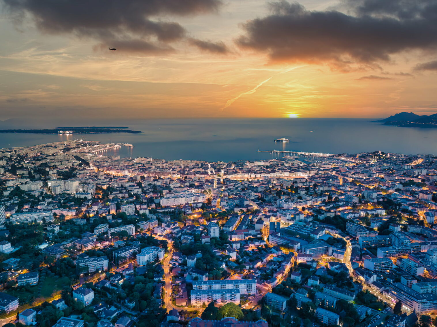 Vue aérienne de nuit sur la Croisette